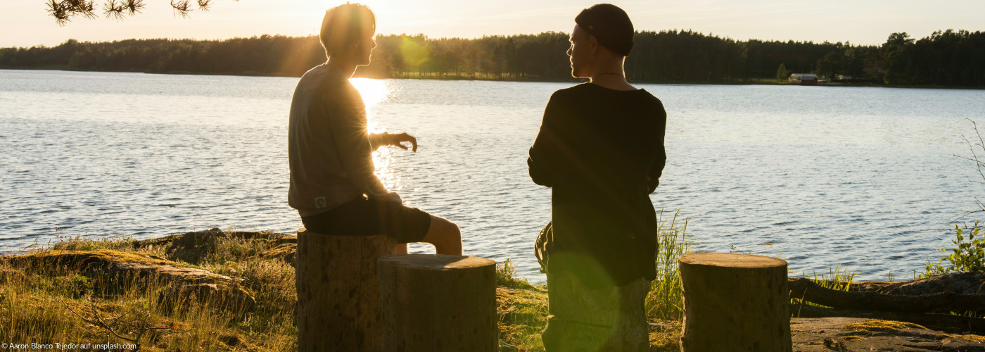 Zwei Menschen am Wasser
