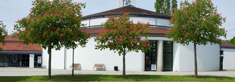 Emmauskirche mit Blumenbeet