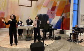 Die Band "Reaching Heaven" spielt in der Emmauskirche.