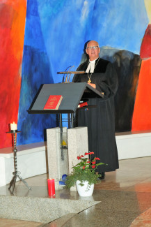 Regionalbischof Klaus Stiegler bei der Predigt