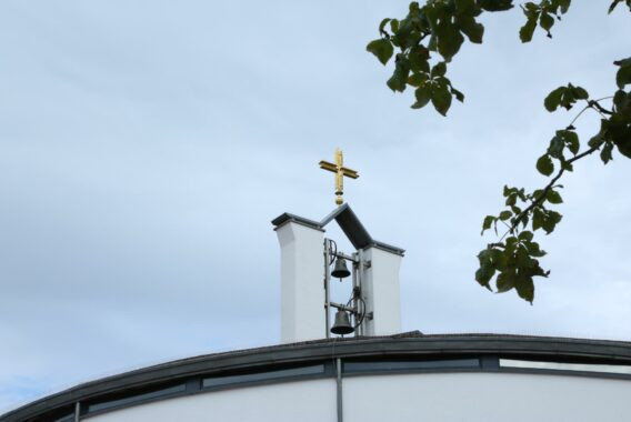 Kreuz und Glocken der Emmauskirche