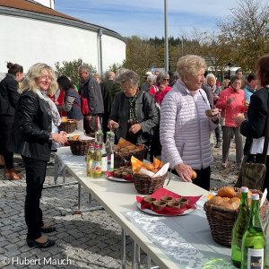 Empfang bei Brot und Wein auf dem Kirchplatz